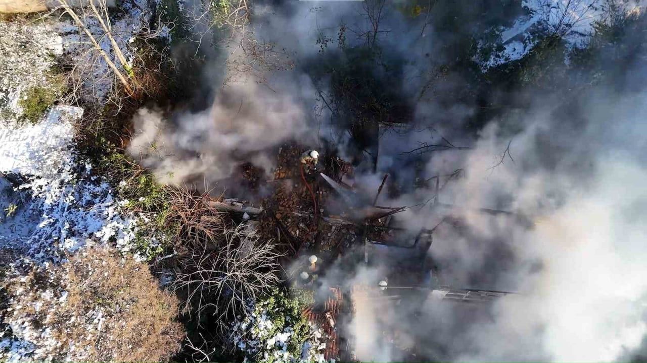Beykoz İncirköy'de metruk binada yangın: İtfaiye ekipleri buzlanma nedeniyle zorluk yaşadı