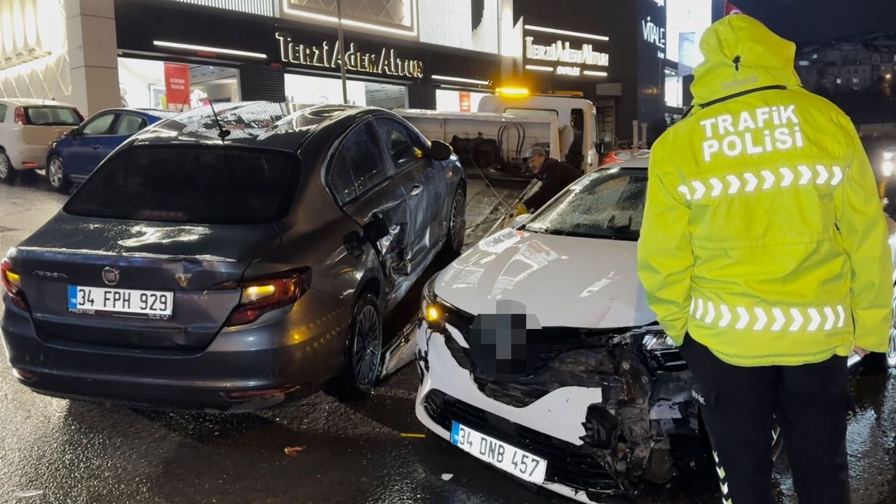 Beylikdüzü E-5 Ambarlı'da Yan Yolda Yağış Nedeniyle Meydana Gelen Çarpışmada 1 Yaralı