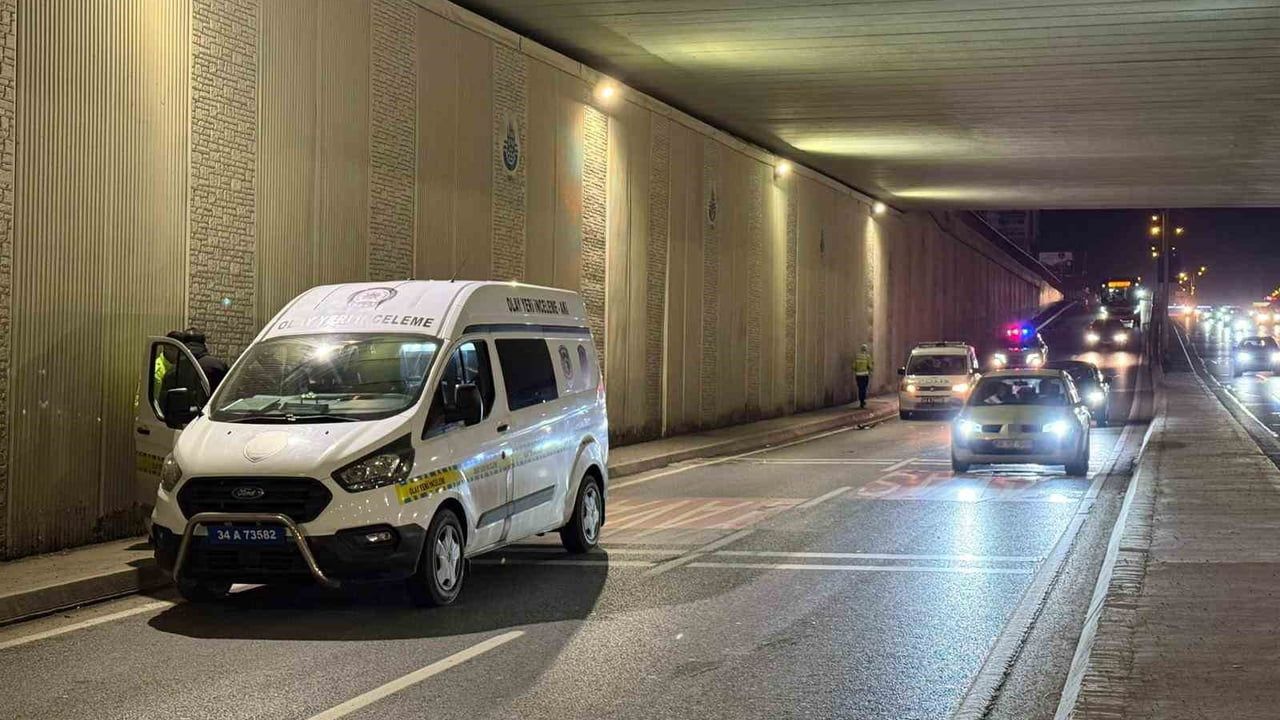 Beylikdüzü E-5'te servis minibüsünün çarptığı kadın hayatını kaybetti