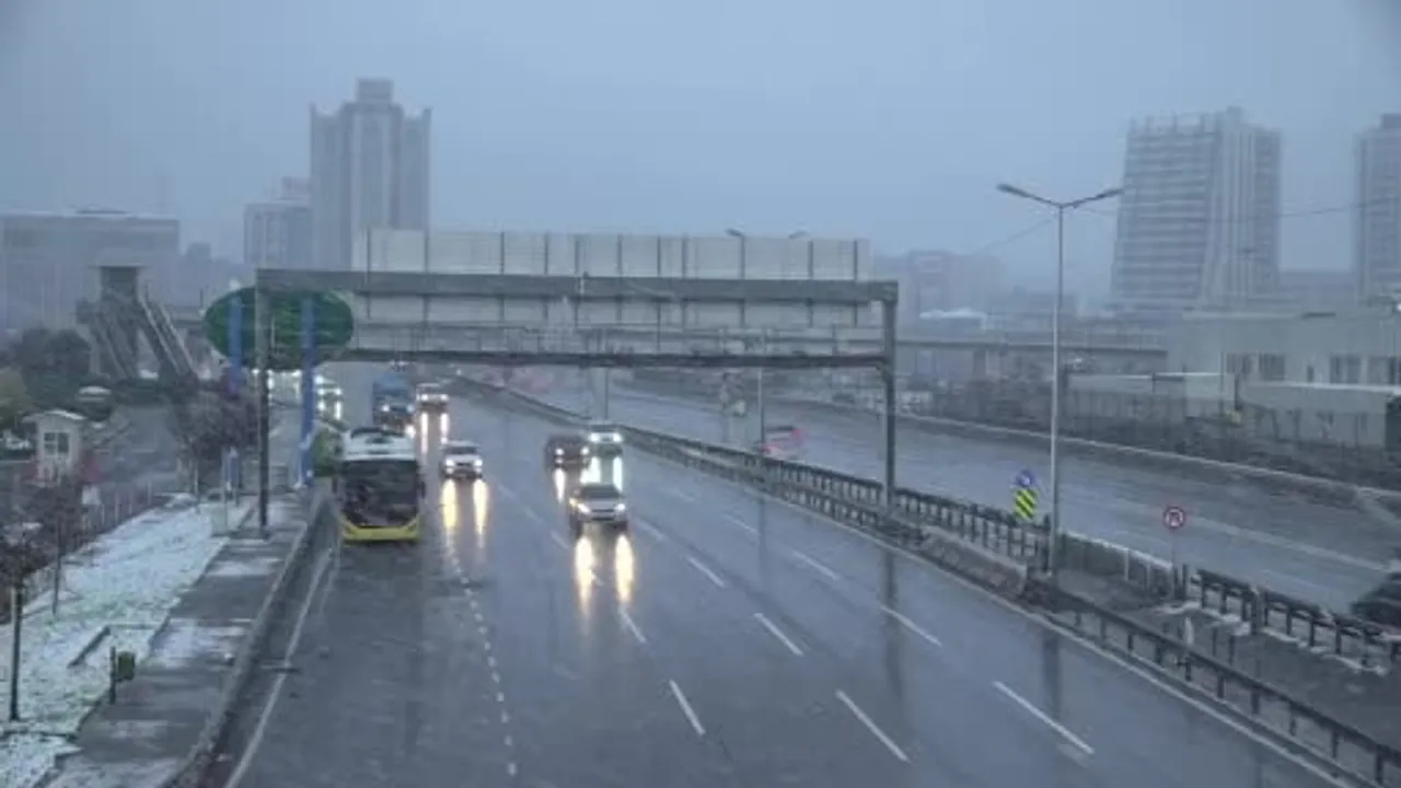 Beylikdüzü'nde kar yağışı etkisini sürdürüyor