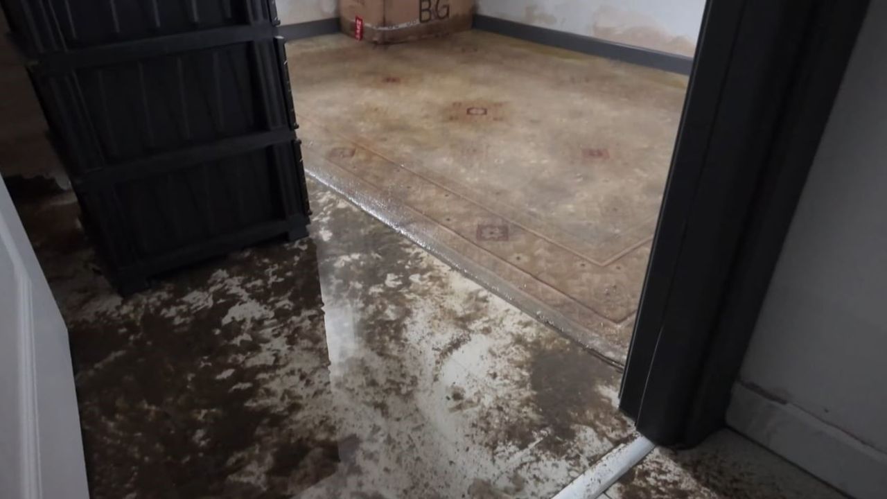 Beylikdüzü'nde sağanak: 2 daire su bastı, bina elektrik kaçağı şüphesiyle boşaltıldı