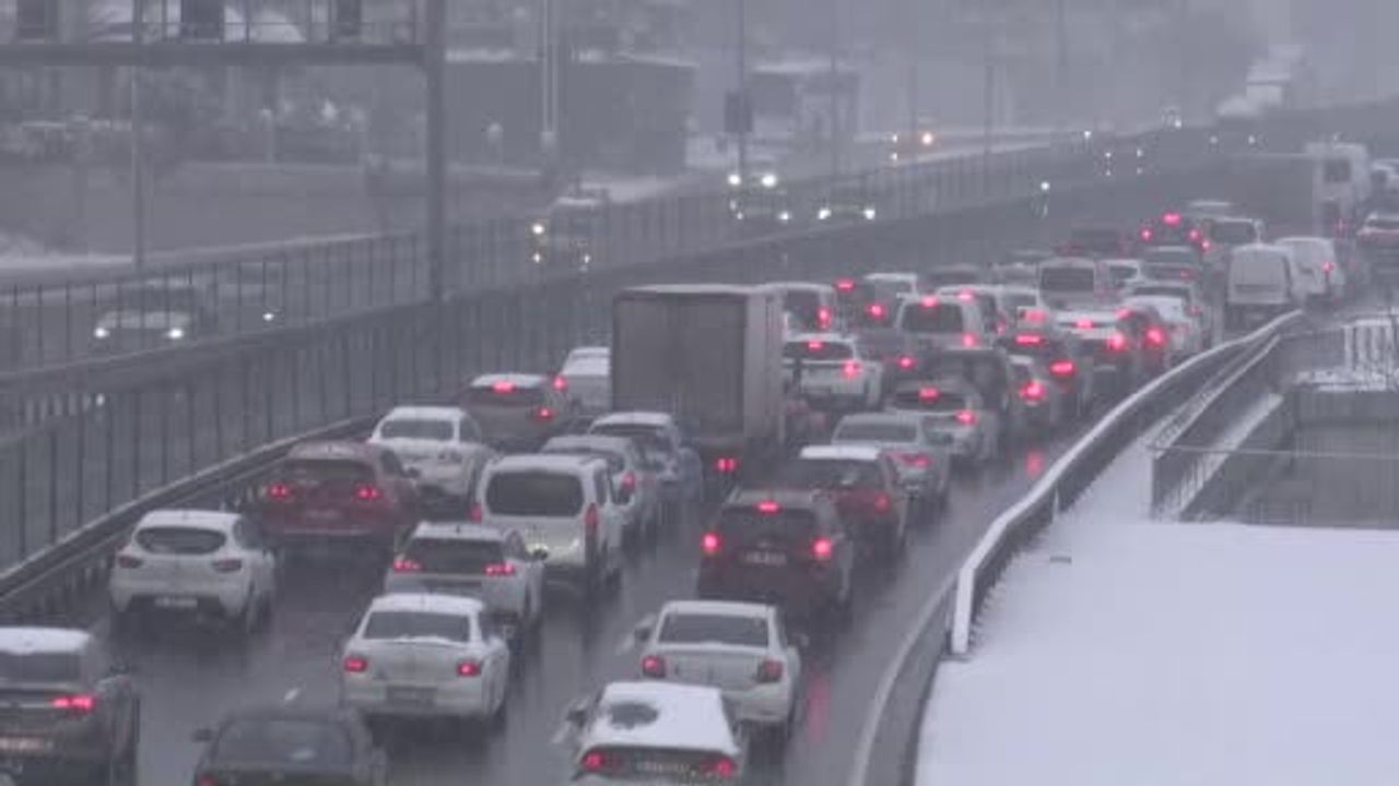 Beylikdüzü'nde Trafik Durma Noktasına Geldi: Olası Nedenler ve Etkileri