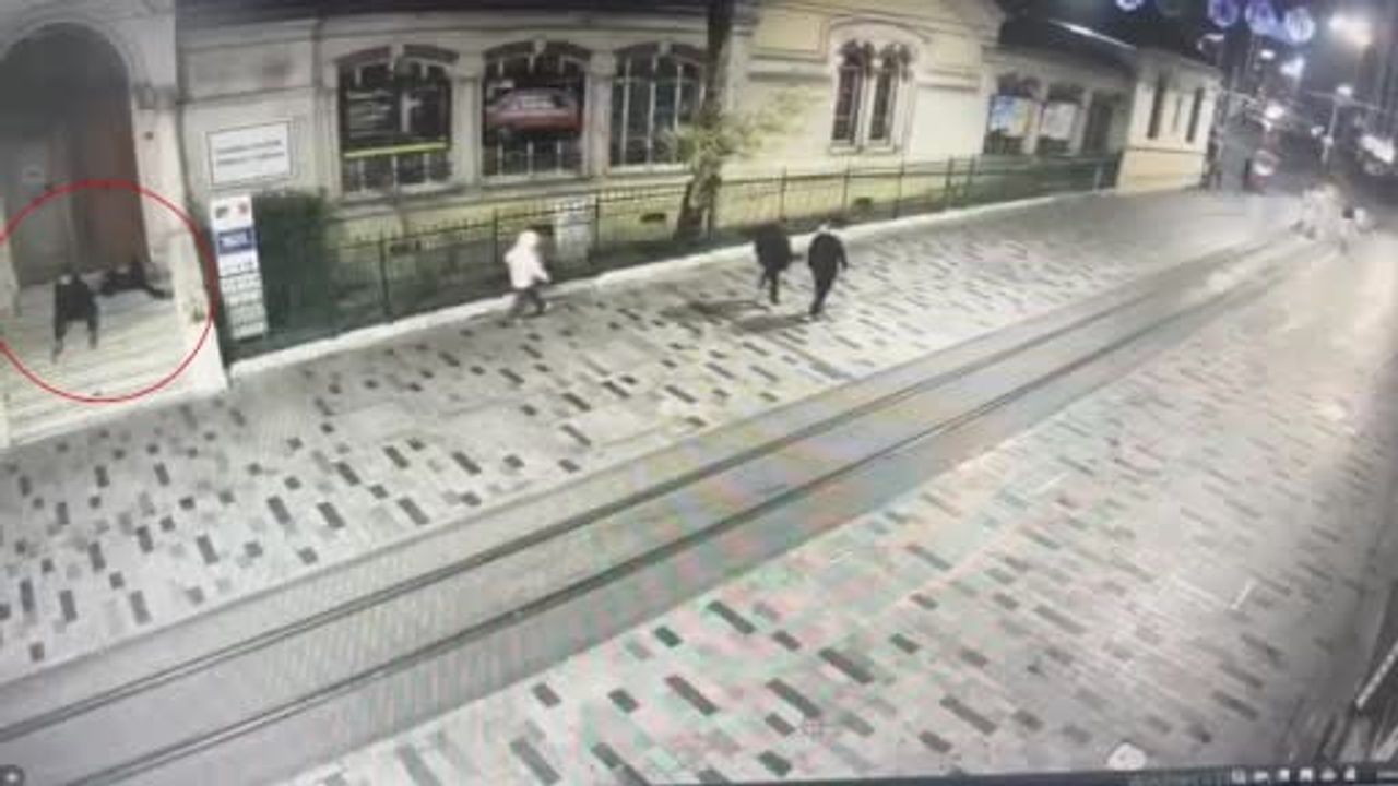 Beyoğlu'da İstiklal Caddesi merdivenlerinde uyuyan kişinin cep telefonu çalındı; şüpheli tutuklandı