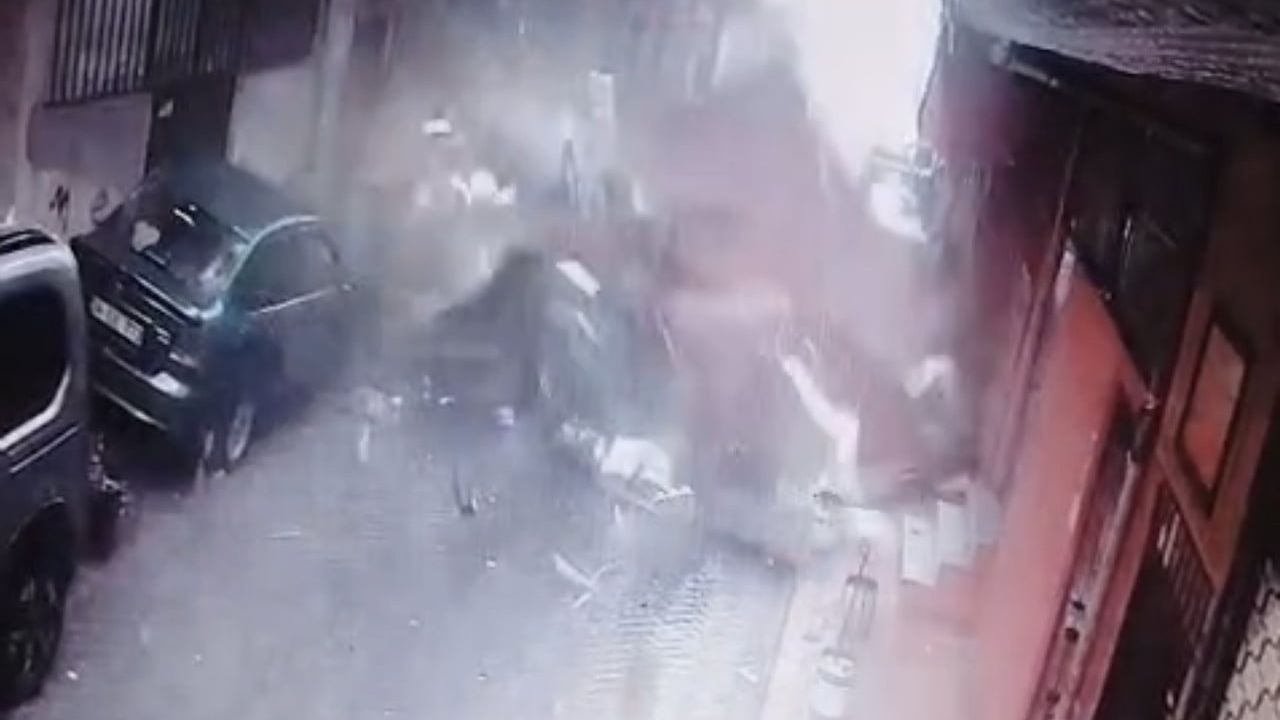 Beyoğlu'da kuvvetli lodos çatıyı kopardı: Çatı araç üzerine devrildi, can kaybı yok