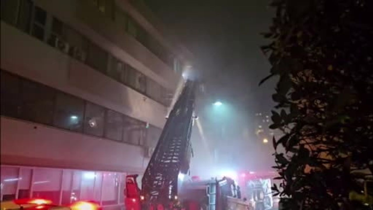 Beyoğlu'nda 5 katlı otelin en üst katında yangın; itfaiye sevk edildi