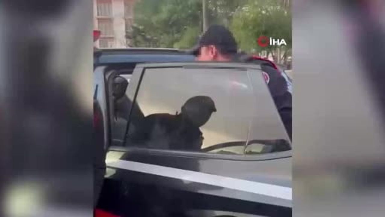 Beyoğlu'nda durdurulmak istenen şüpheli yakalandı; üzerinden ruhsatsız silah çıktı