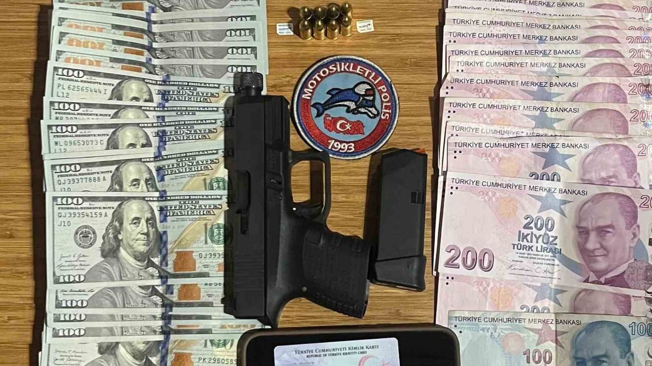 Beyoğlu’nda durdurulmak istenen şüpheli yakalandı: Üzerinden ruhsatsız tabanca ve kesinleşmiş hapis cezası çıktı