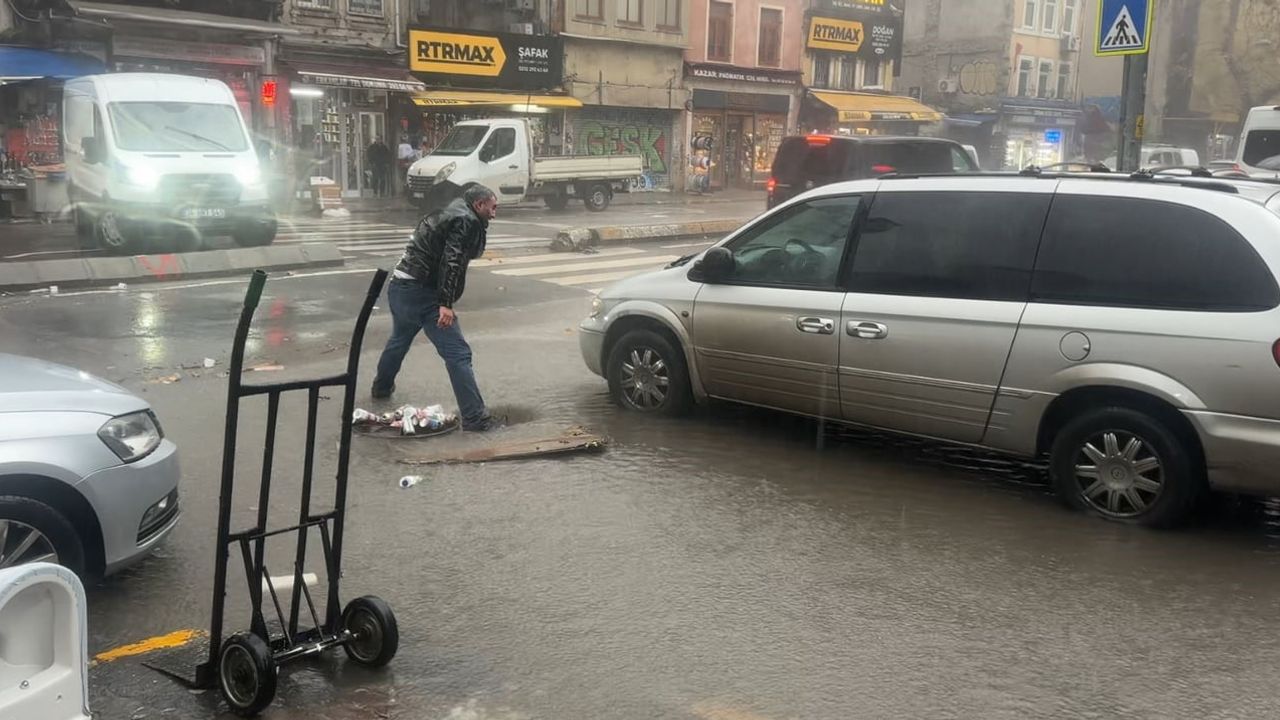 Beyoğlu’nda esnaf kum torbalarıyla su baskınlarına karşı önlem aldı