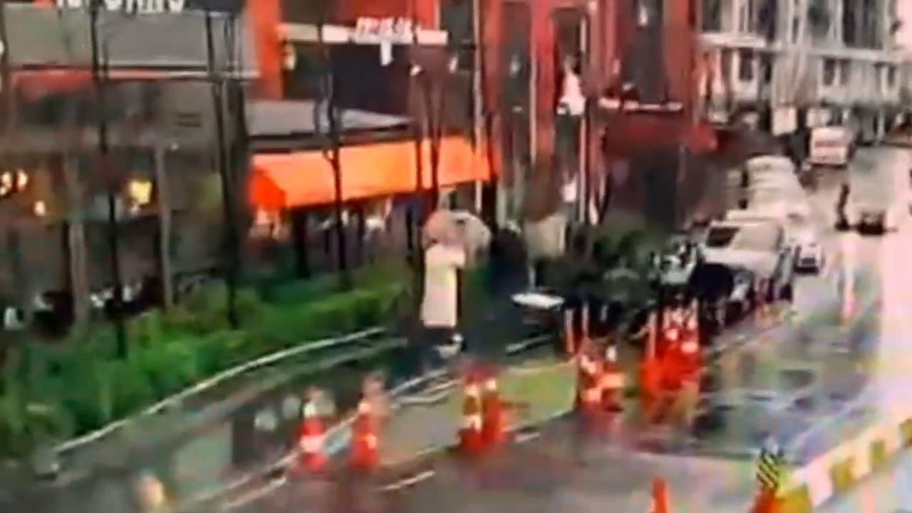 Beyoğlu'nda fırtınada devrilen tabela altında kalan şehir plancısı ağır yaralandı