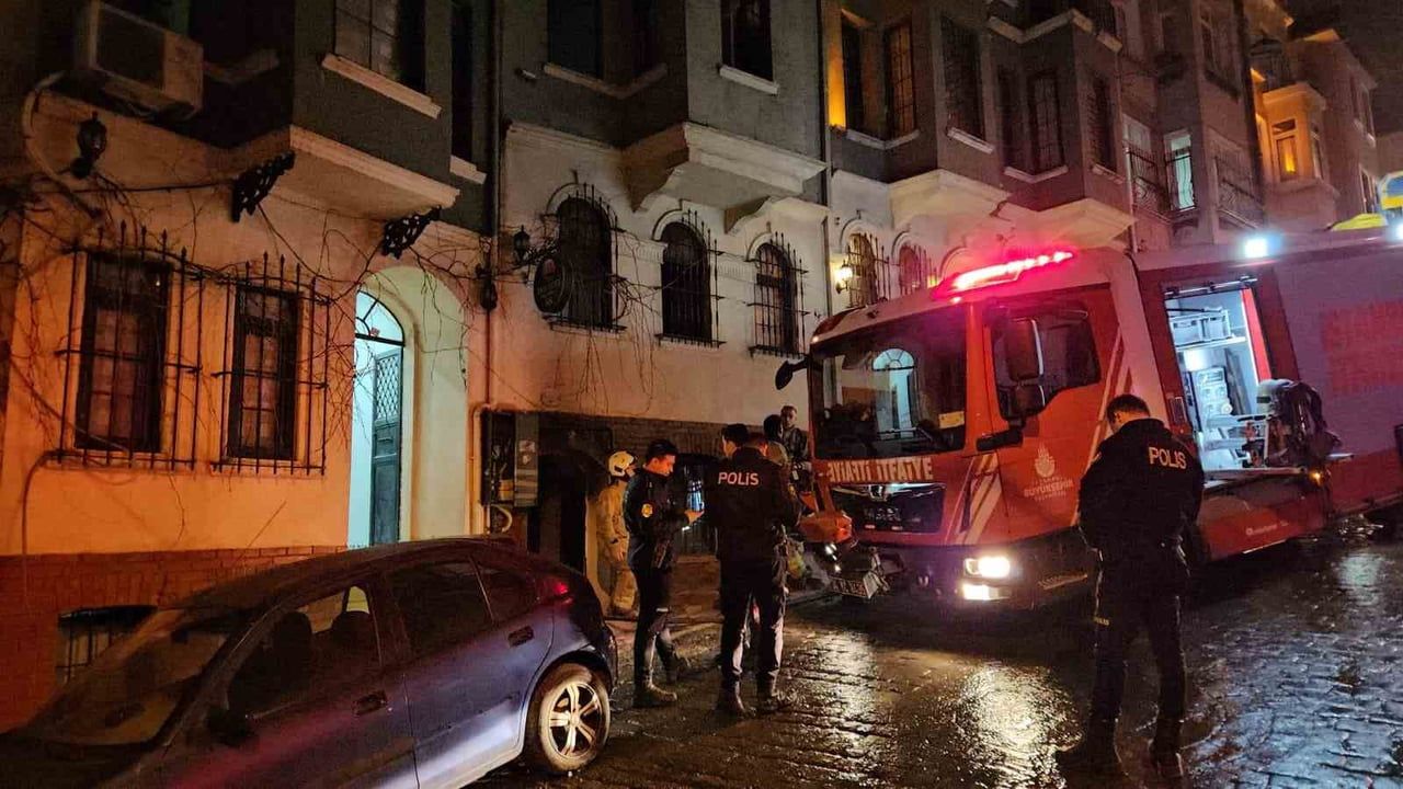 Beyoğlu'nda otelde elektrik aksamından çıkan yangın: Mahsur kalan 3 kişi kurtarıldı