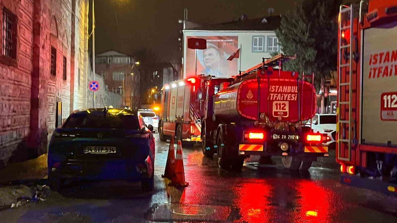 Beyoğlu Piri Paşa'da tarihi metruk binanın taştan duvarı yola çöktü