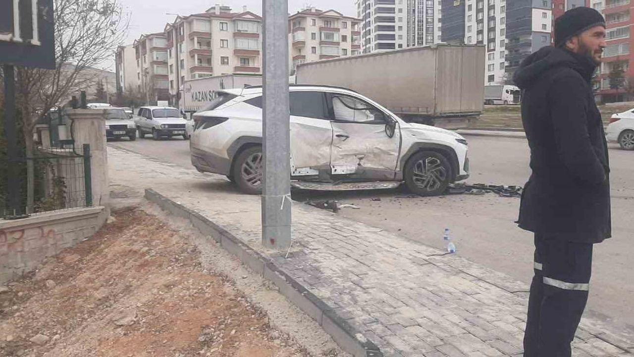 Beypazarı'nda iki otomobil çarpıştı: 3 kişi hafif yaralandı