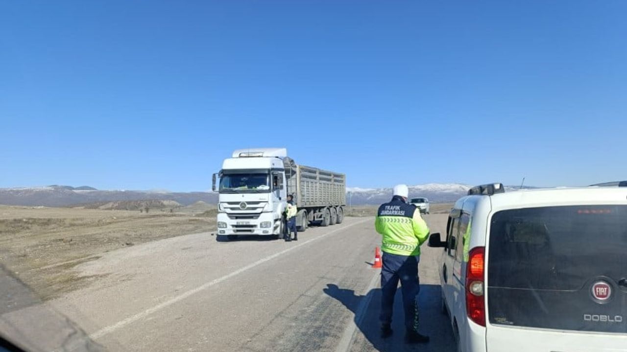 Beypazarı'nda Jandarma Trafik Denetimi: Tonaj, Kış Lastiği ve GBT Kontrolleri