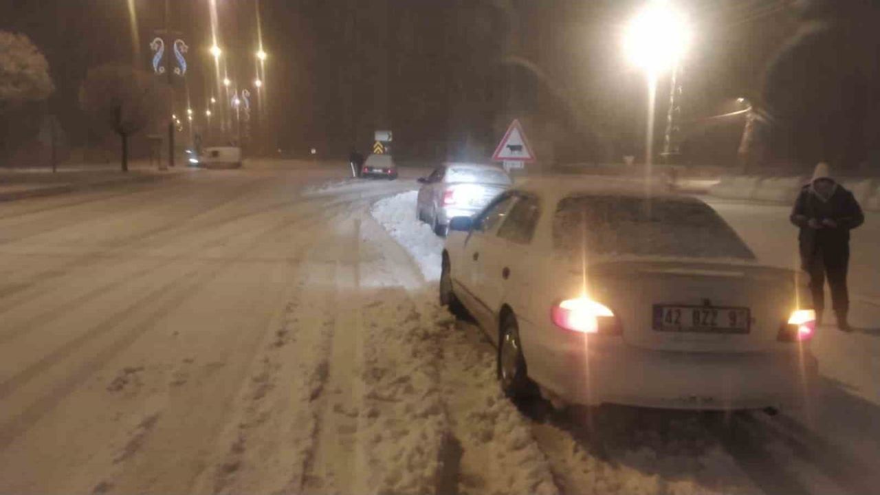 Beyşehir'de akşam karı yaşamı etkiledi; belediye ve Karayolları ekipleri yoğun mesai yaptı