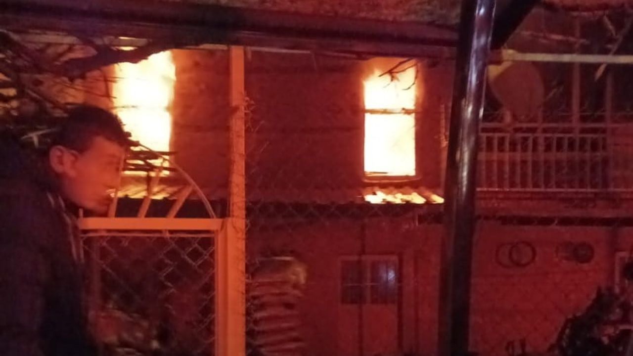 Beyşehir'de iki katlı ev yanarak kullanılamaz hale geldi