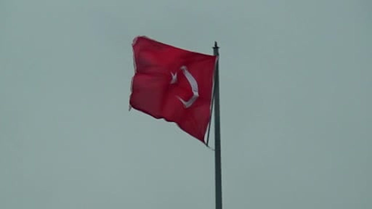 Beyşehir'de şiddetli rüzgar günlük yaşamı etkiledi: Balıkçılar mesaiyi durdurdu, kamyon kasası yola savruldu