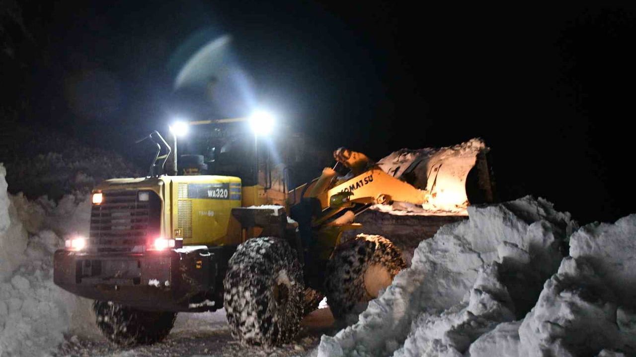 Beytüşşebap Beşağaç'ta kar kalınlığı 2 metreye ulaştı, ekipler yol açma çalışmalarını sürdürüyor