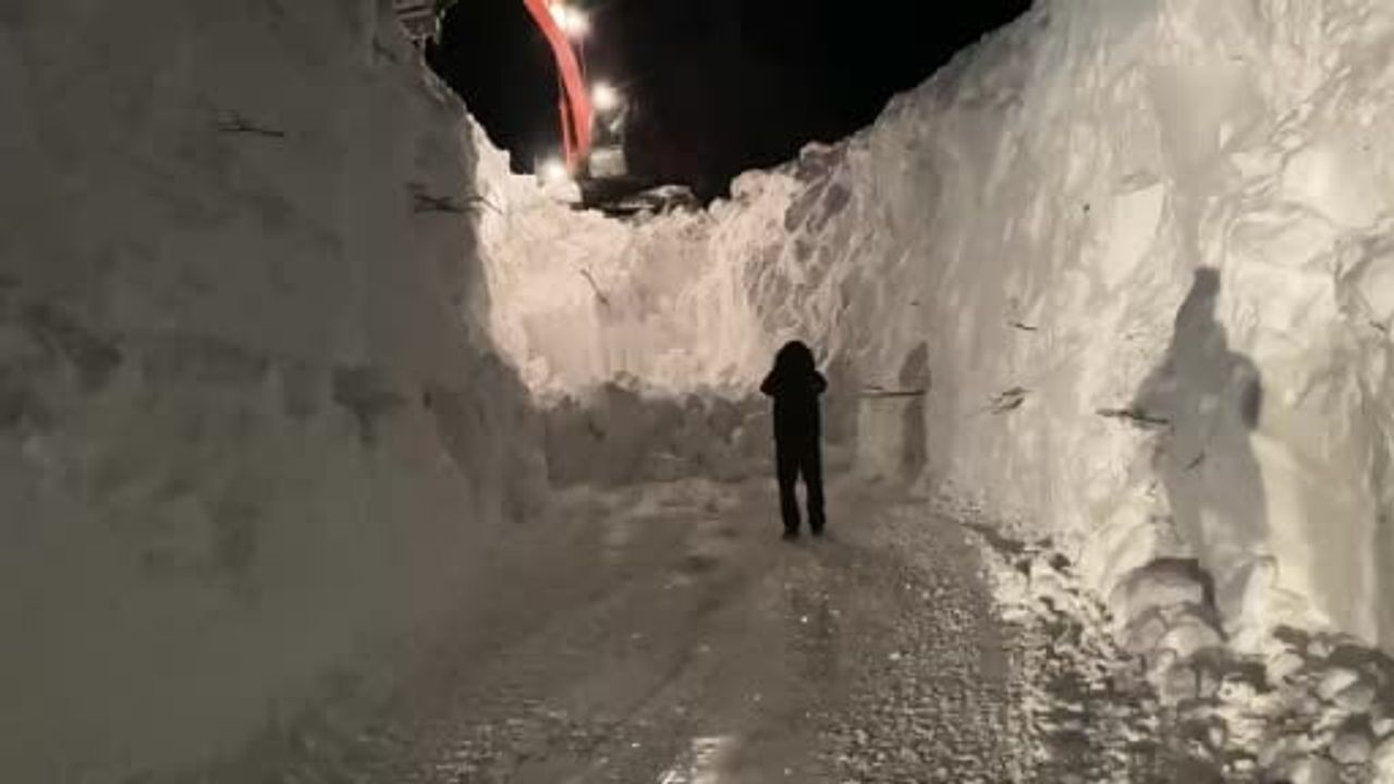 Beytüşşebap'ta 5 gündür aralıksız karla mücadele: 10 metreyi aşan çığlarda tüneller açılıyor