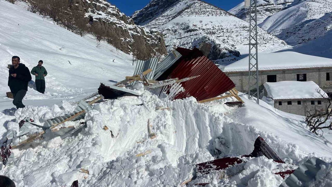 Beytüşşebap'ta çığın ardından 3 ev, 2 baraka ve 1 araç kar yığınlarından çıkarıldı