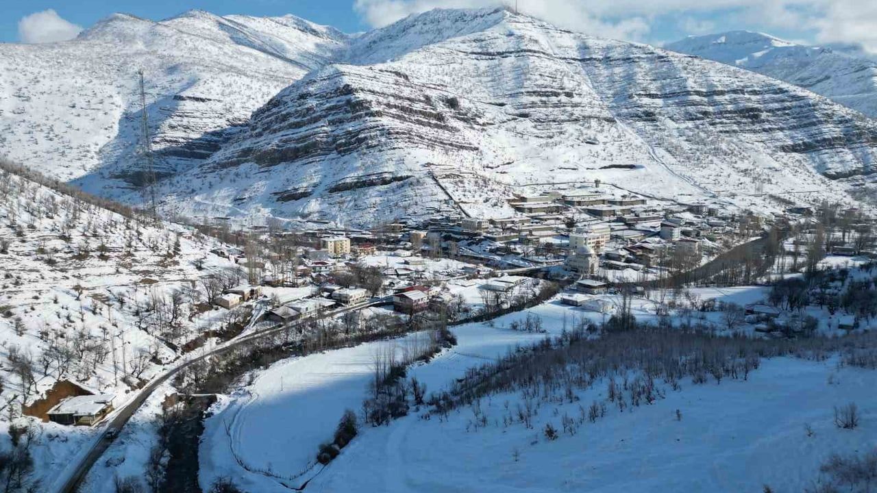 Beytüşşebap'ta dereler dondu: Gece sıcaklığı eksi 14 dereceye kadar düştü