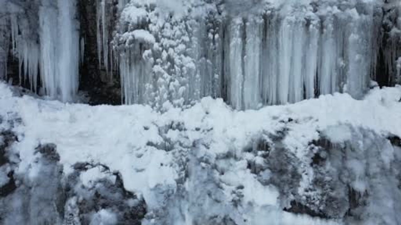 Beytüşşebap'ta metrelerce buz sarkıtları dronla görüntülendi