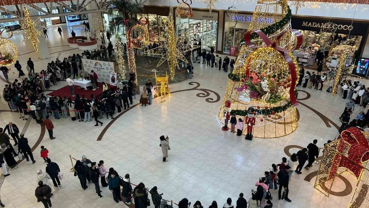 Beyza Alkoç imza günü Ceylan Karavil Park AVM’de yoğun ilgi gördü