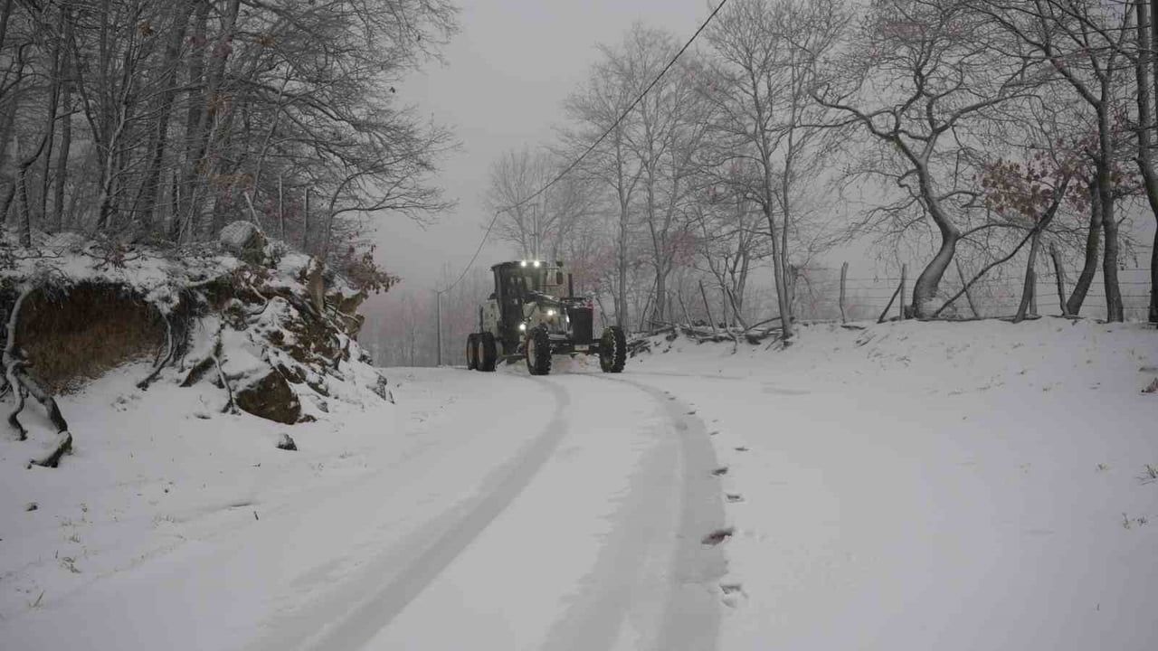 Biga’da karla kaplanan iki köy yolu Kaymakamlık ekiplerince açıldı