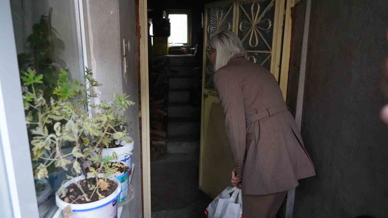 Bilecik Belediye Başkanı Subaşı, aşevinden çıkan sıcak yemekleri evlere teslim etti
