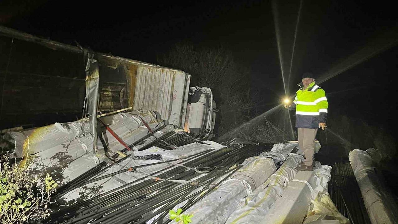 Bilecik Osmaneli'de direksiyon hakimiyetini kaybeden tır kaza yaptı