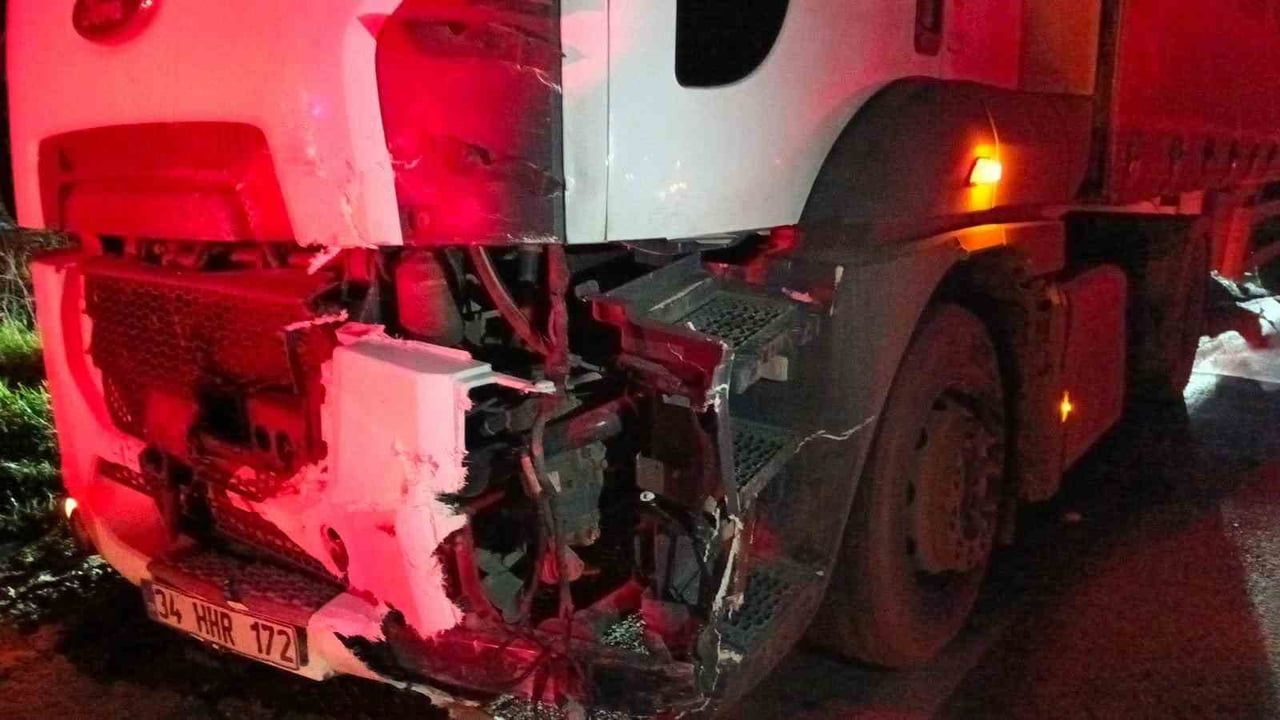 Bilecik Osmaneli'de otomobil iki tıra çarptı: 2 kişi yaralandı