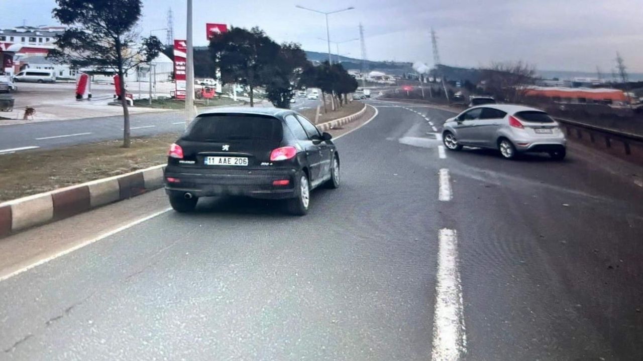 Bilecik-Osmaneli yolunda kontrol kaybı sonucu otomobil bariyere çarptı