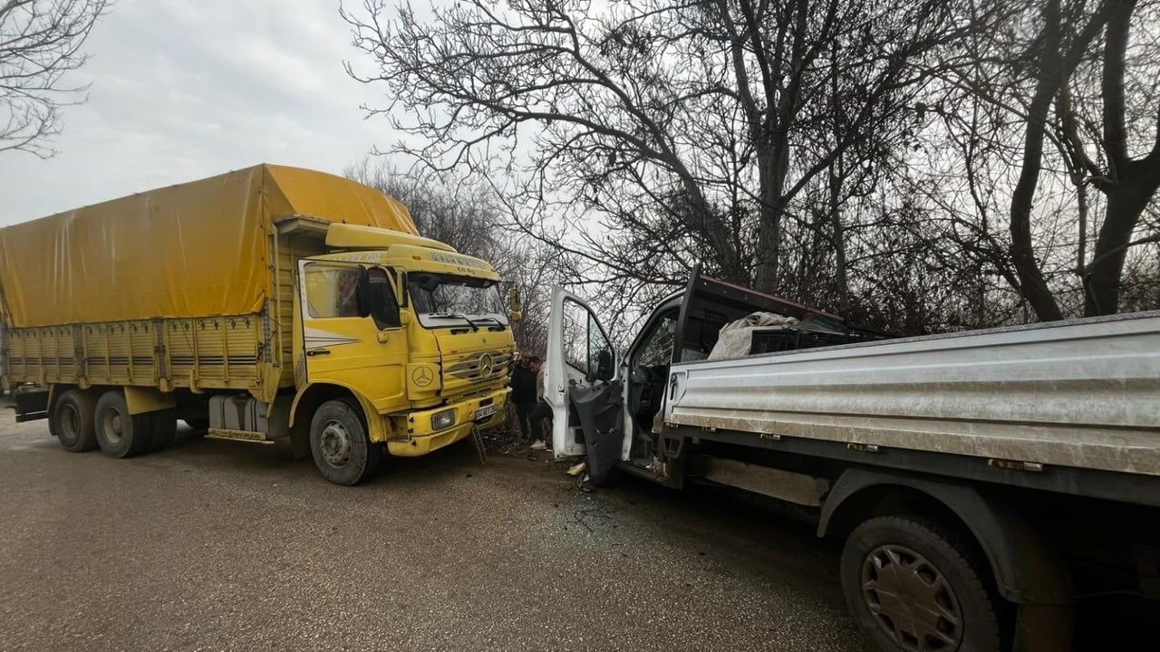 Bilecik Söğüt'te ıslak yol kazası: 4 kişi yaralandı