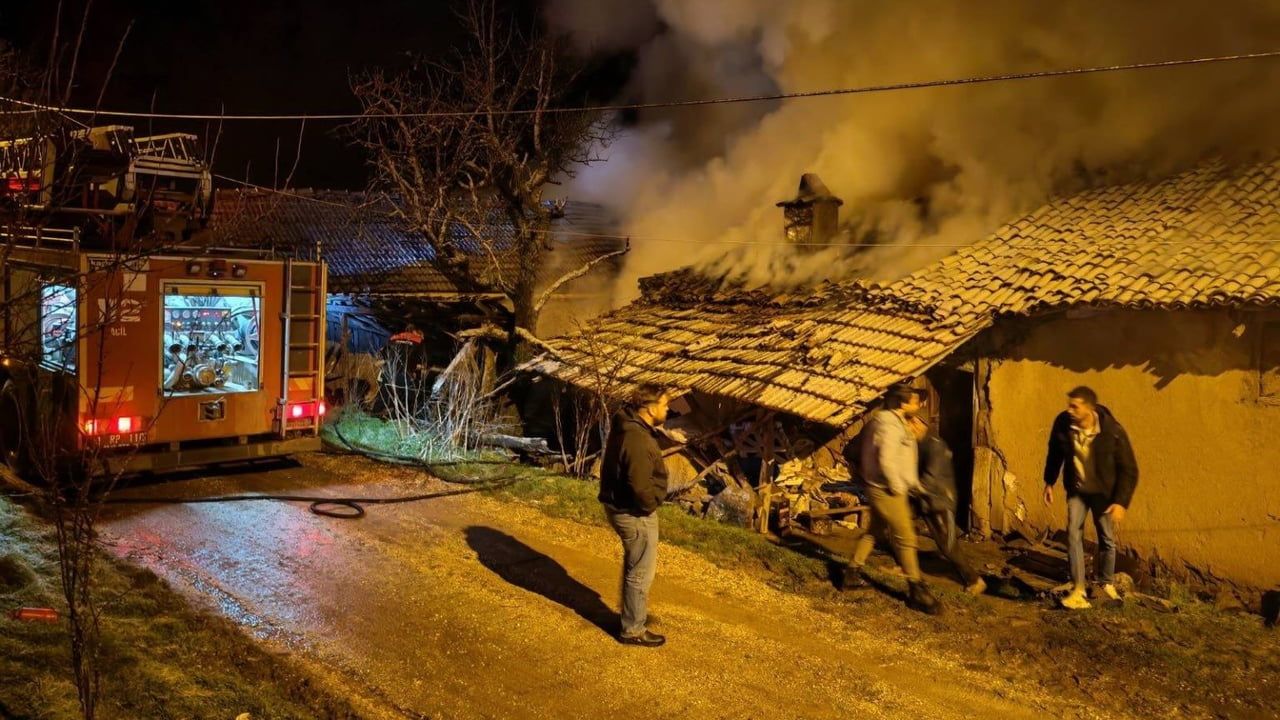 Bilecik’te Akçakavak köyünde baca yangını itfaiye tarafından söndürüldü