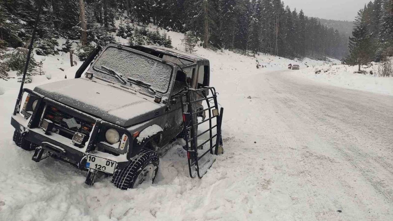 Bilecik’te buzlanma nedeniyle takla atan araçta sürücü hafif yaralandı