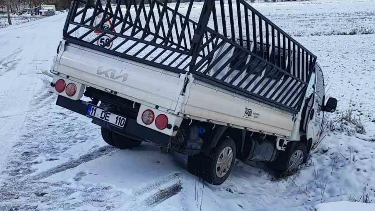 Bilecik’te buzlu yolda kayma: Kamyonet tarlaya uçtu, 1 yaralı