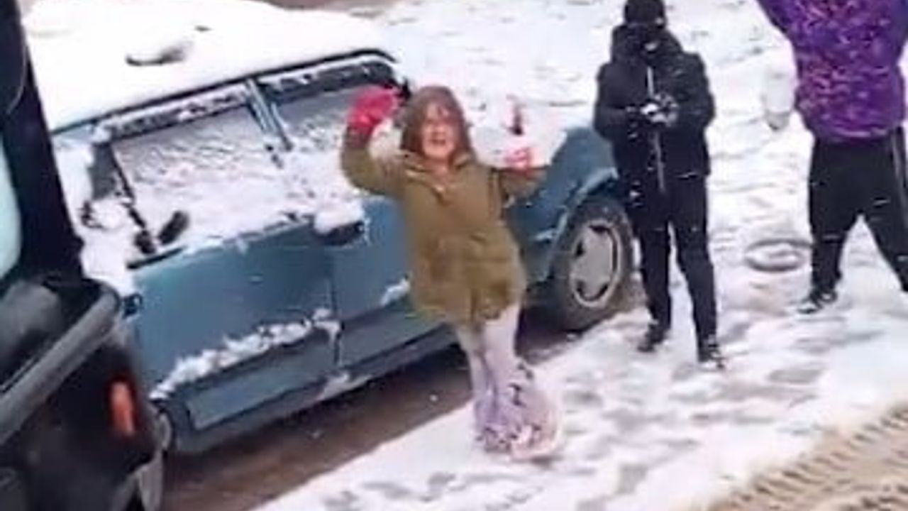 Bilecik'te çocuklar kar küreme aracını kar topuyla engellemeye çalıştı