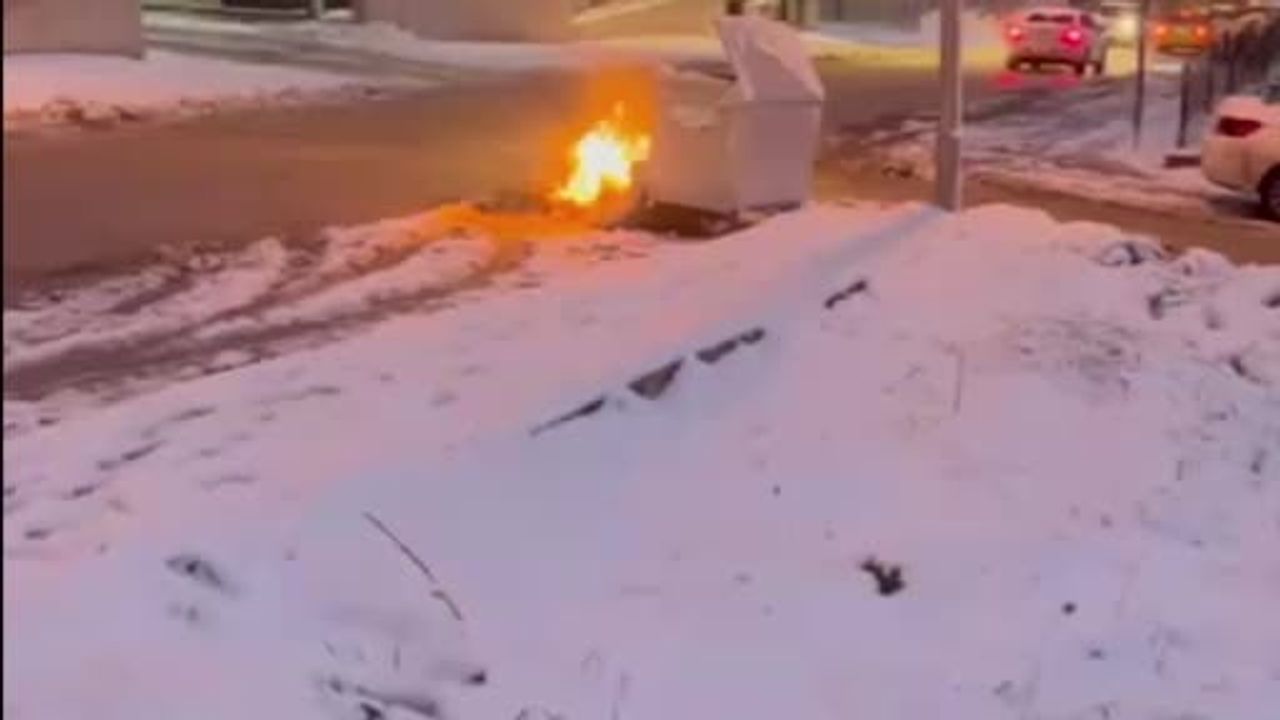 Bilecik’te çöp konteynırı yanına bırakılan eşyalar alev aldı