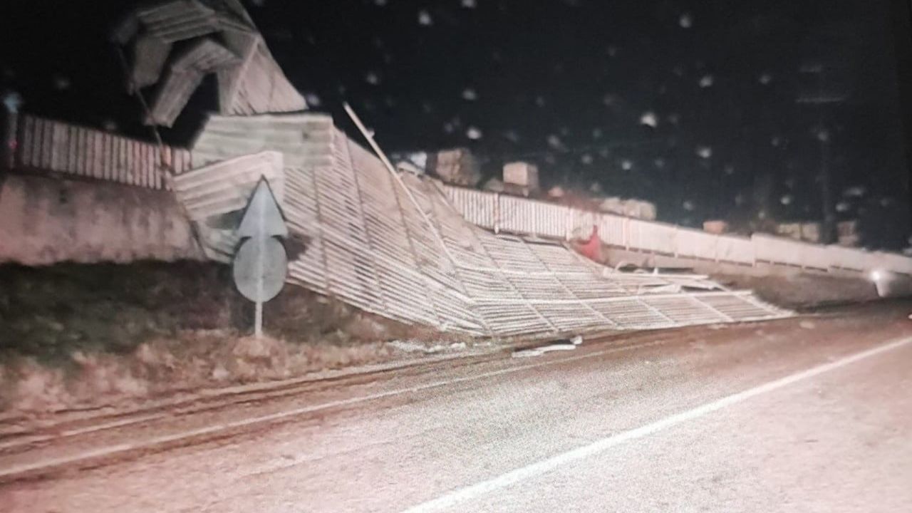 Bilecik'te Fırtına: Pazaryeri'ndeki Seramik Fabrikasının Çatısı Uçtu