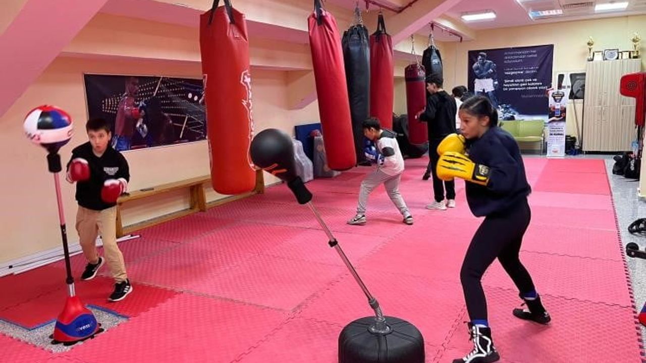 Bilecik'te Gençlik ve Spor Bakanlığı Spor Okulları Gençleri Boksa Hazırlıyor