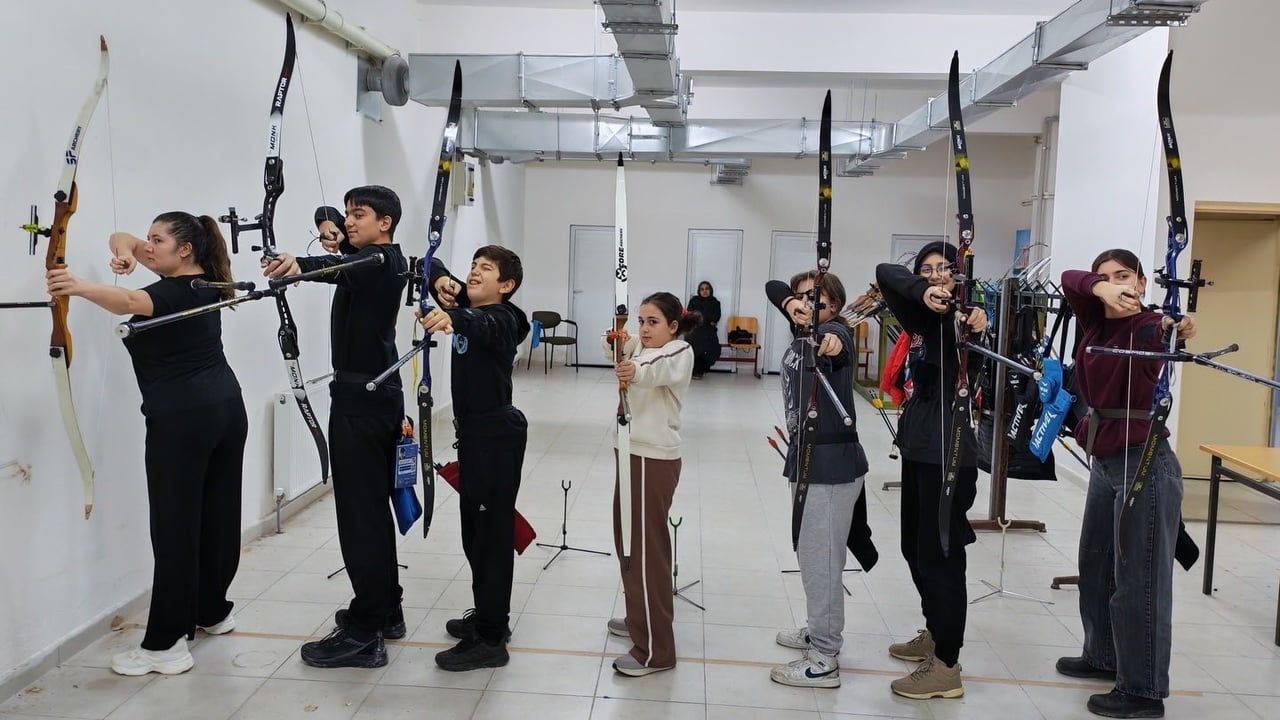 Bilecik'te Gençlik ve Spor Bakanlığı Spor Okulları'nda Okçuluk Temel Eğitimleri Sürüyor