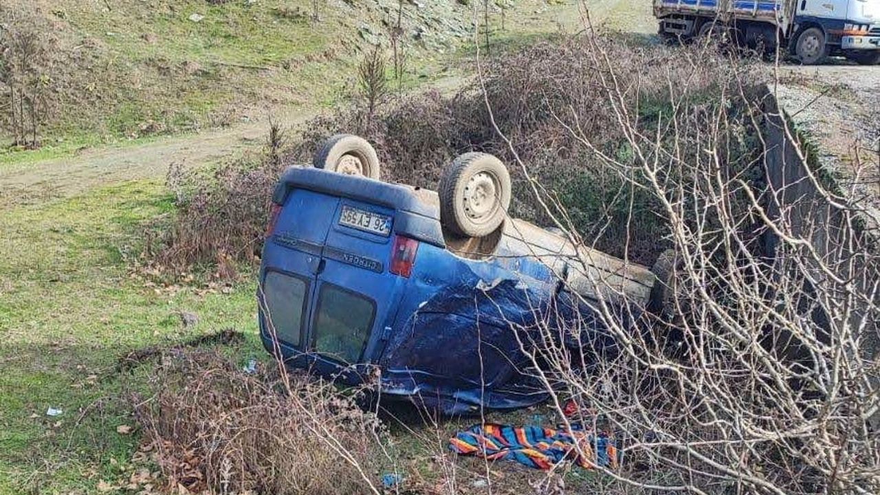 Bilecik'te hafif ticari araç köprüden düştü, sürücü yaralandı