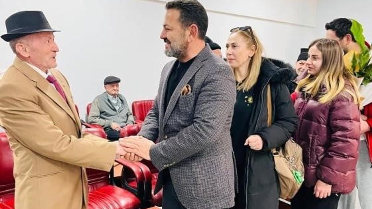 Bilecik'te huzurevinde anlamlı buluşma: Nejat İlhan ve ailesi büyüklerle bir araya geldi