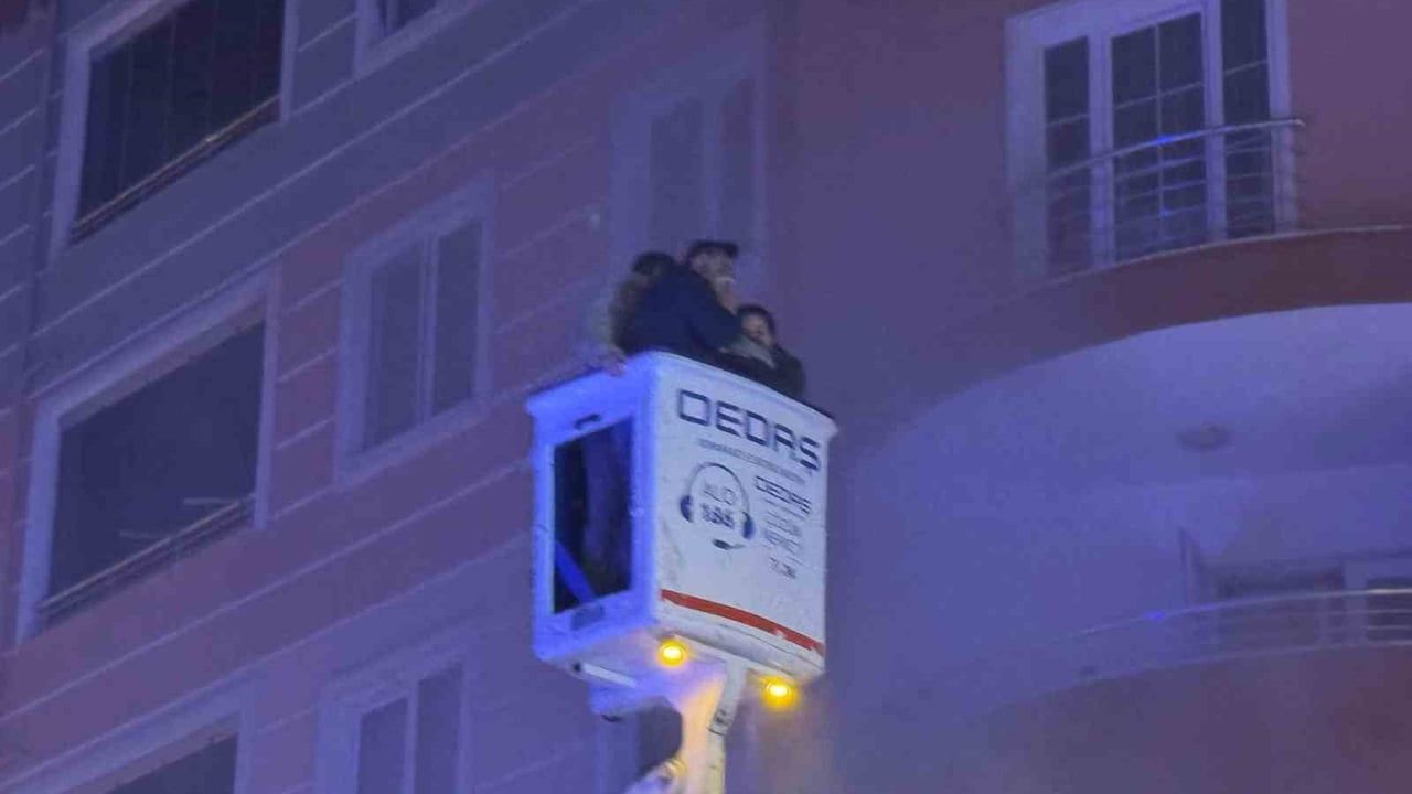 Bilecik'te işyerinde çıkan yangın: 6 katlı binadan tahliye, 5 kişi dumandan etkilendi