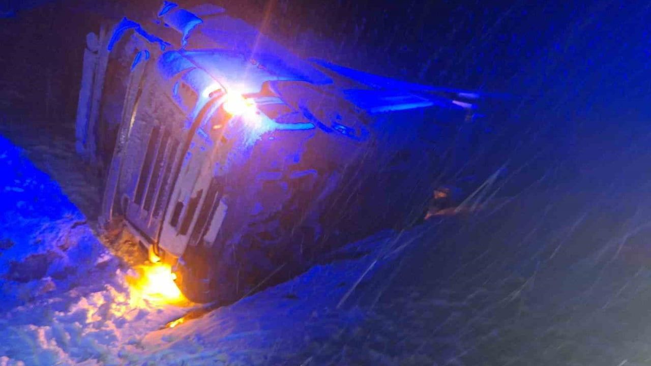 Bilecik'te kar yağışında kayan tır devrildi, sürücü yaralandı