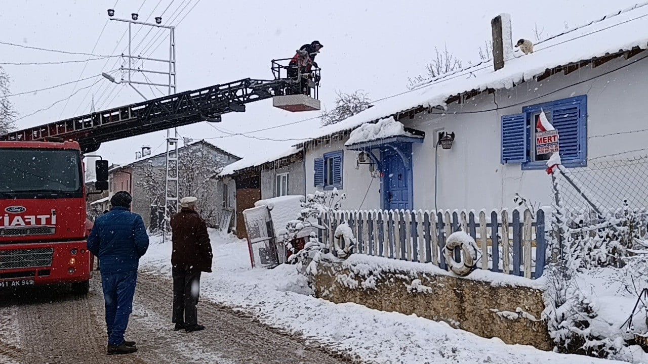 Bilecik’te Karla Kaplı Çatıda Mahsur Kalan Yavru Köpek Kurtarıldı