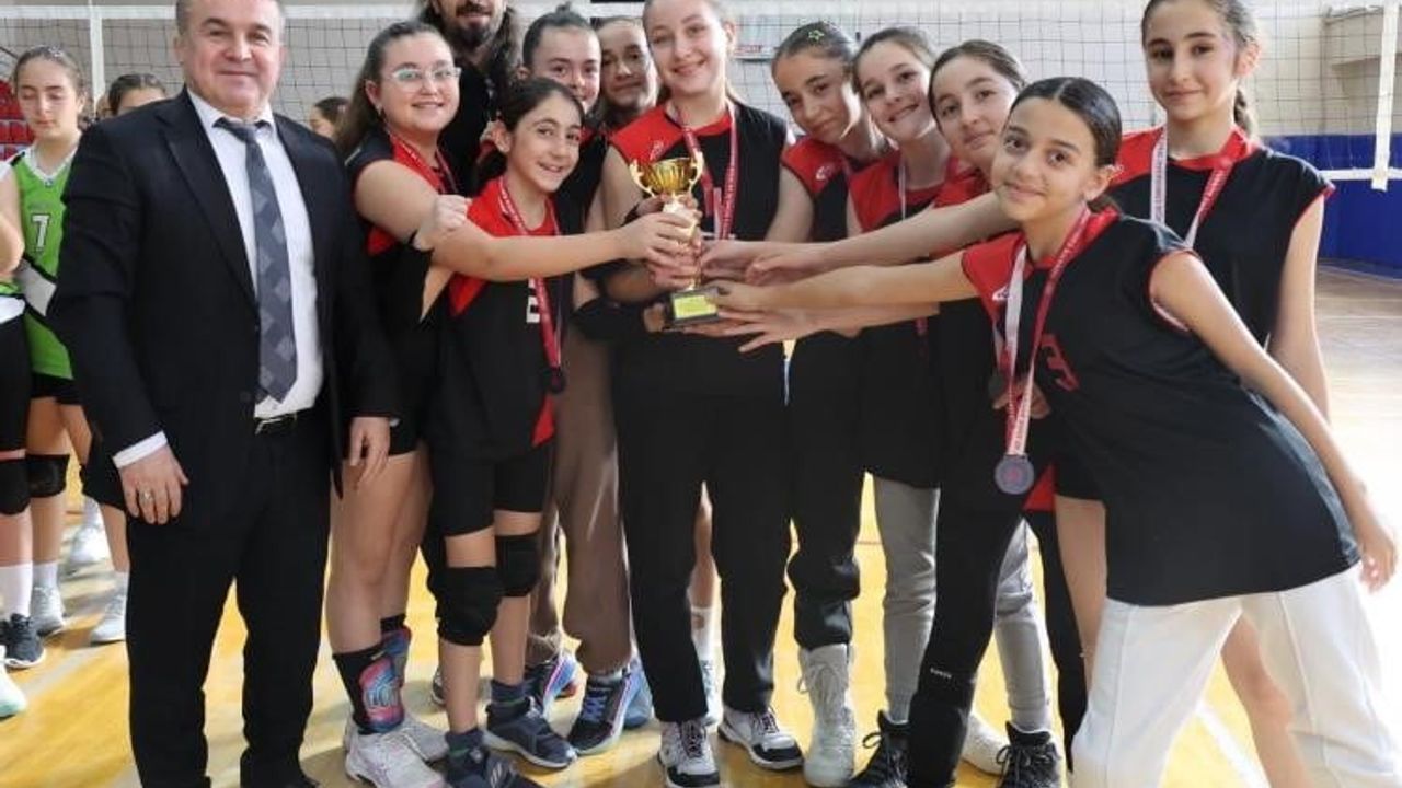 Bilecik'te Küçük Kızlar Voleybol Müsabakaları Atatürk Spor Salonu'nda Sona Erdi