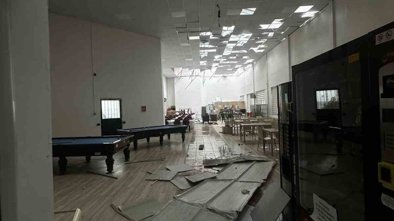 Bilecik'te Kuvvetli Rüzgâr: Pazaryeri'nde Çatılar Uçtu, Ağaçlar Devrildi