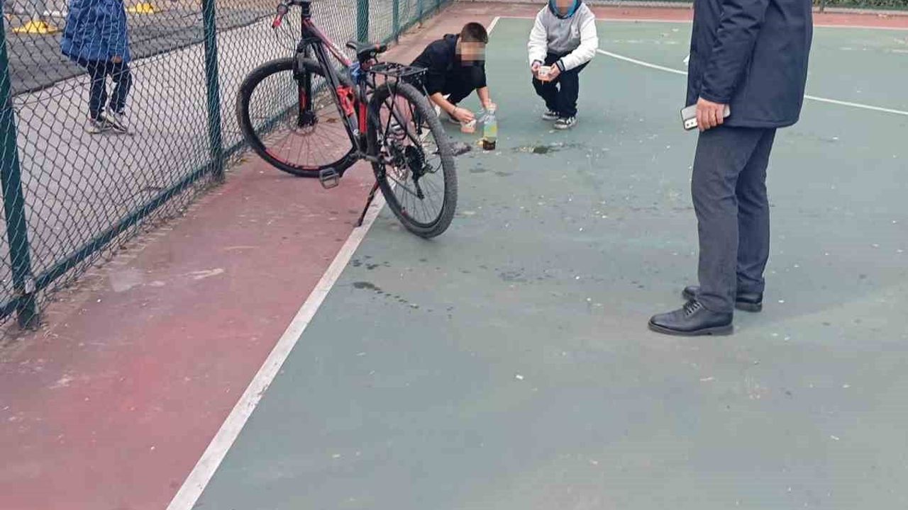 Bilecik'te minibüs durağını kirleten gençler zabıta uyarısıyla yeri temizledi