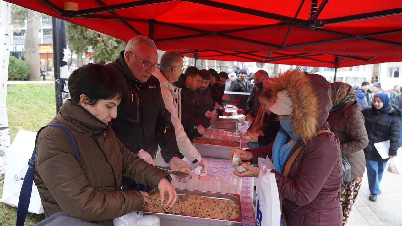 Bilecik'te Miraç Kandili'nde Belediye Tarafından Helva İkramı