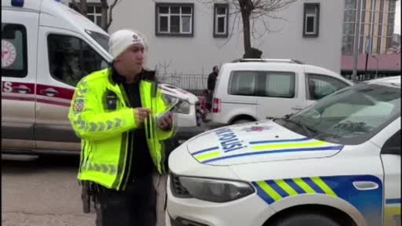 Bilecik'te motosiklet sürücüsü, otoparktan çıkan araca çarpmamak için fren yaptı; devrildi